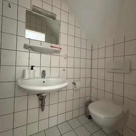 Zimmer-bad-tv-kuehlschrank-14 酒店