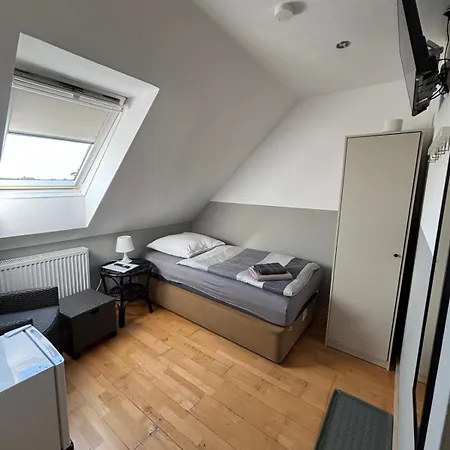 Zimmer-bad-tv-kuehlschrank-14 Hotel *