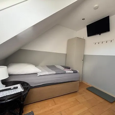 Zimmer-bad-tv-kuehlschrank-14 酒店 Meine