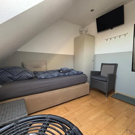 Zimmer-bad-tv-kuehlschrank-14 Hotel *