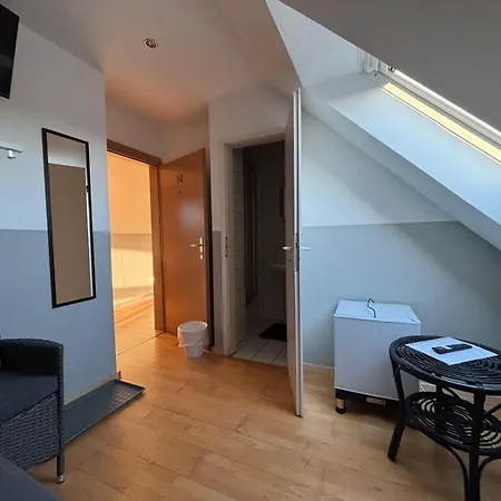 Zimmer-bad-tv-kuehlschrank-14 Hotel