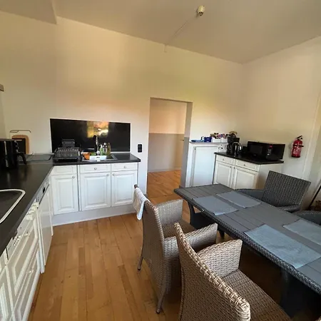Zimmer-bad-tv-kuehlschrank-14 Hotel *