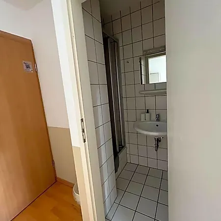 Zimmer-bad-tv-kuehlschrank-14