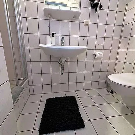 Zimmer-bad-tv-kuehlschrank-14 *