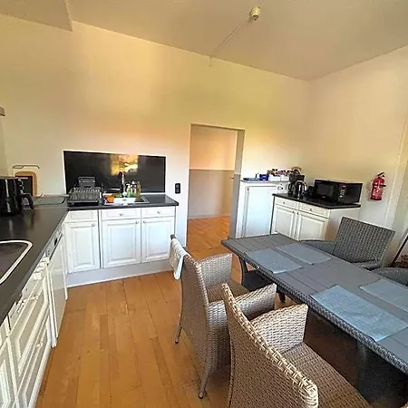Zimmer-bad-tv-kuehlschrank-14