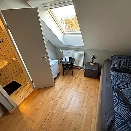 Zimmer-bad-tv-kuehlschrank-14 *