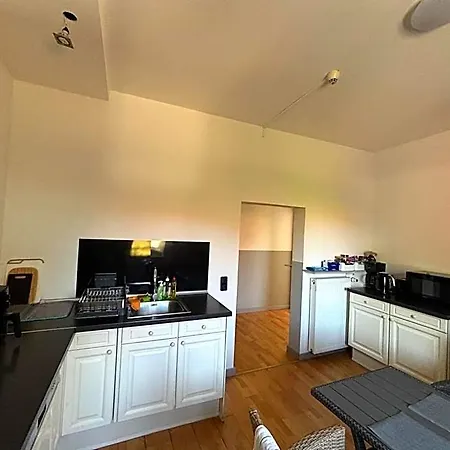 Zimmer-bad-tv-kuehlschrank-14