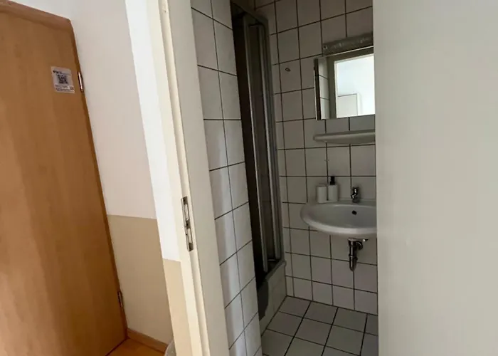 Hotel Zimmer-bad-tv-kuehlschrank-14