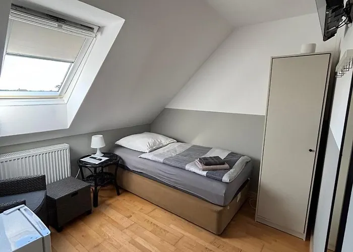 Zimmer-bad-tv-kuehlschrank-14 Hotel *