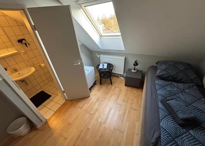 Hotel Zimmer-bad-tv-kuehlschrank-14 *