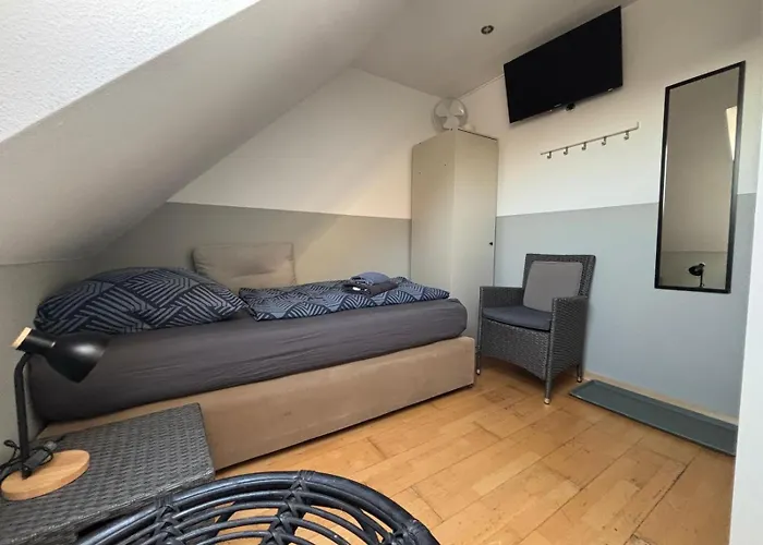 Zimmer-bad-tv-kuehlschrank-14 Hotel *